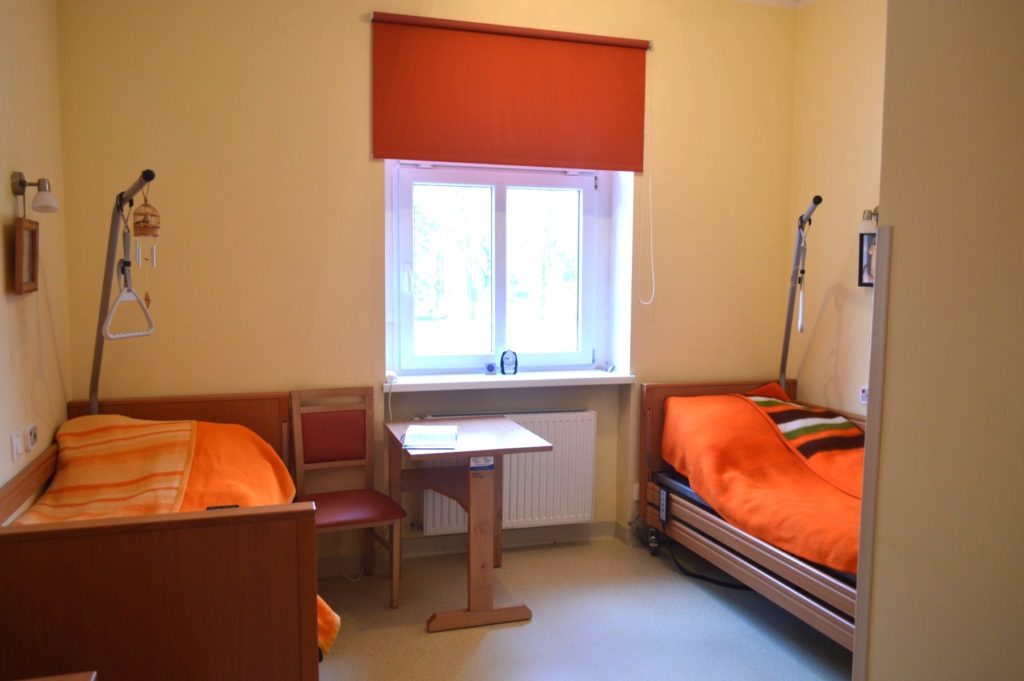 Dom Pomocy Społecznej w Pleszewie dysponuje pokojami wyposażonymi w specjalistyczne łóżka rehabilitacyjne