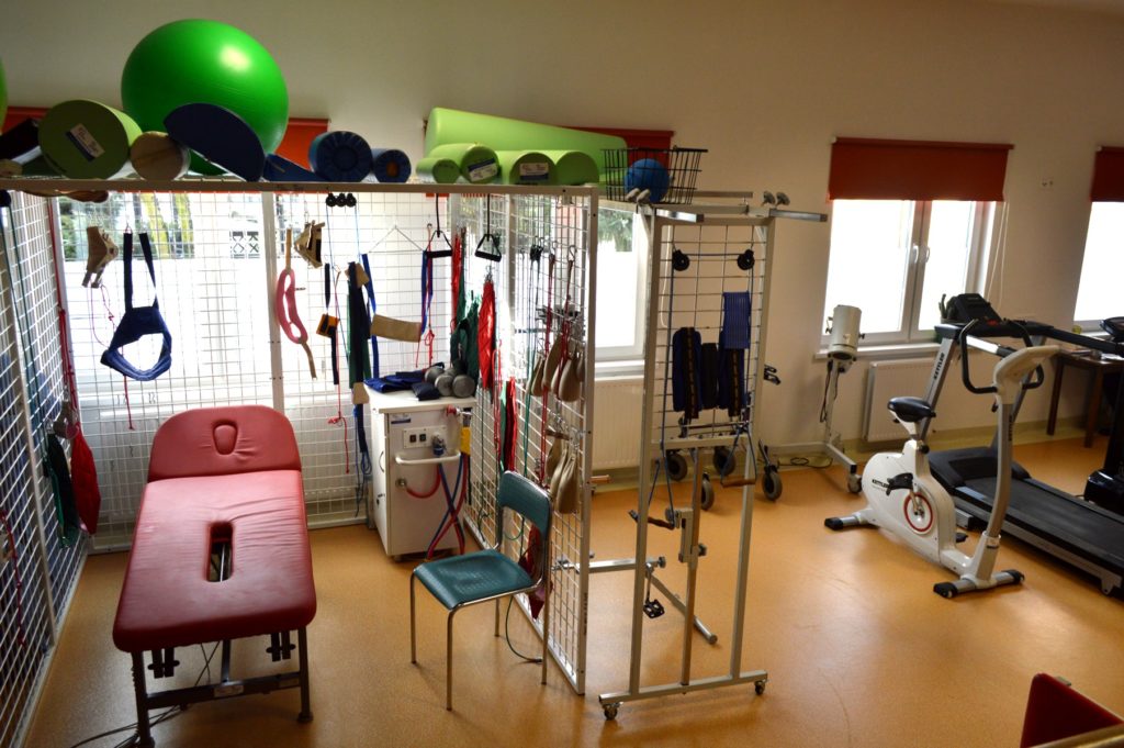 Dom Pomocy Społecznej w Pleszewie zapewnia swoim podopiecznym rehabilitację, w tym ćwiczenia w kabinie UGUL