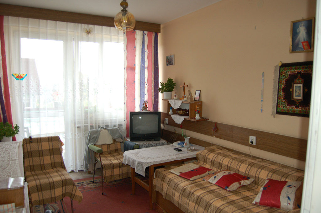 Pokoje mieszkańców Domu Pomocy Społecznej w Kaliszu wyposażone są w niezbędne elementy wyposażenia