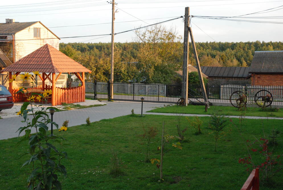 Dom Opieki „Nowela” w Gałkach  leży przy gminnej drodze, dzięki czemu dojazd do niego nie powinien sprawić nikomu większych problemów