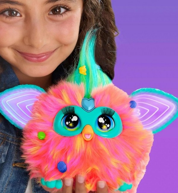 7-latka trzymające Furby 2.0