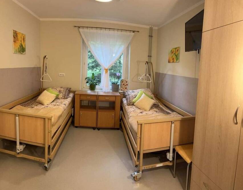 Jeden z pokoi 2-osobowych w Domu Pomocy Społecznej „Pod Brzozami” w Warszawie