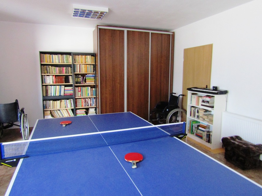 Dom Opieki „Nowela” w Gałkach oferuje swoim podopiecznym szereg atrakcji, w tym dostęp do biblioteczki