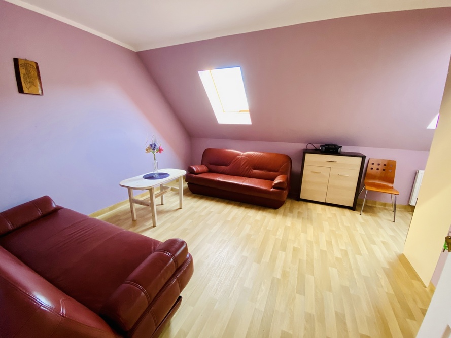 Pokoje w Domu Pomocy Społecznej im. Abp. A. J. Nowowiejskiego w Brwilnie są jasne, przestronne i wyposażone w podstawowe sprzęty