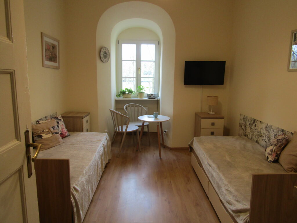 Pokoje w Domu Pomocy Społecznej w Kochłowach są komfortowo i funkcjonalnie urządzone