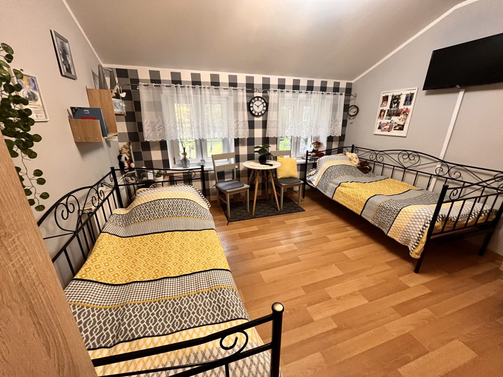 Pokoje w Domu Pomocy Społecznej w Chlebnie są przytulne i funkcjonalnie urządzone - wszystko to z myślą o maksymalnym komforcie pensjonariuszy
