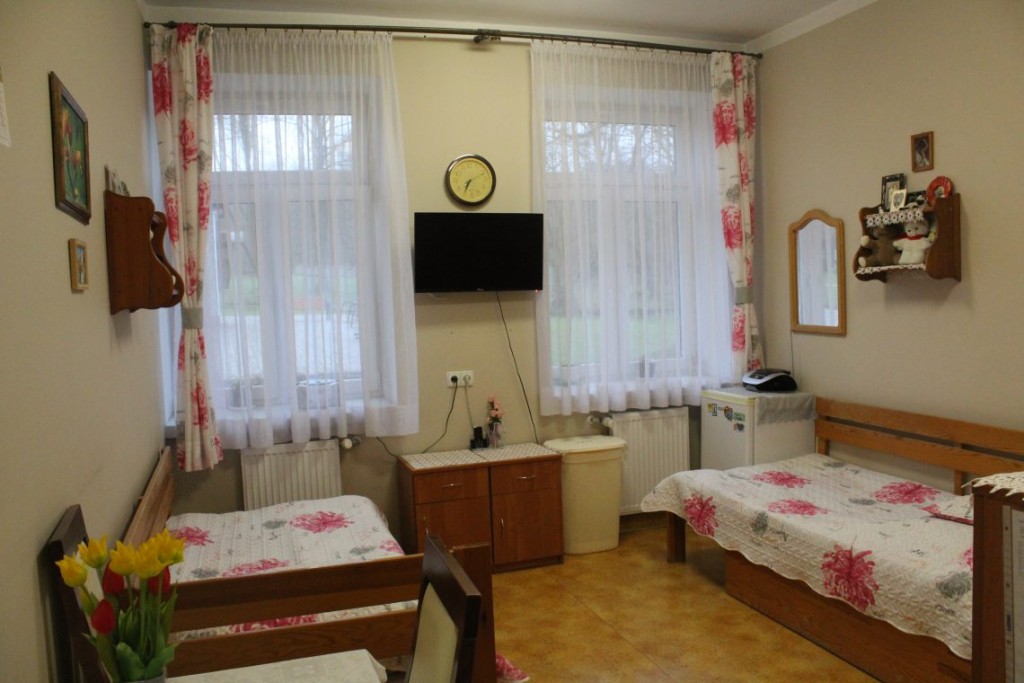 Pokoje w Domu Pomocy Społecznej w Stróżach są wyposażone w nezbędne meble i sprzęty