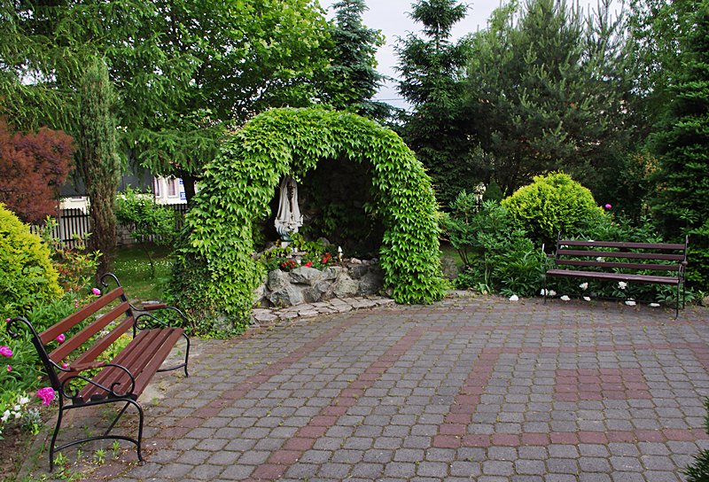 Kapliczka w ogrodzie Domu Pomocy Społecznej Caritas Archidiecezji Krakowskiej w Zatorze