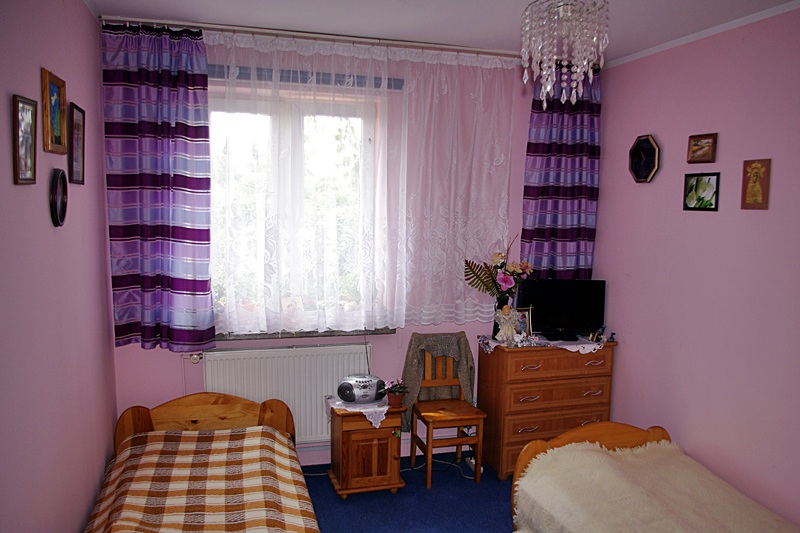 Pokoje w Domu Pomocy Społecznej Caritas Archidiecezji Krakowskiej w Zatorze przypominają te w prywatnych domach - są przytulne i odpowiednio wyposażone