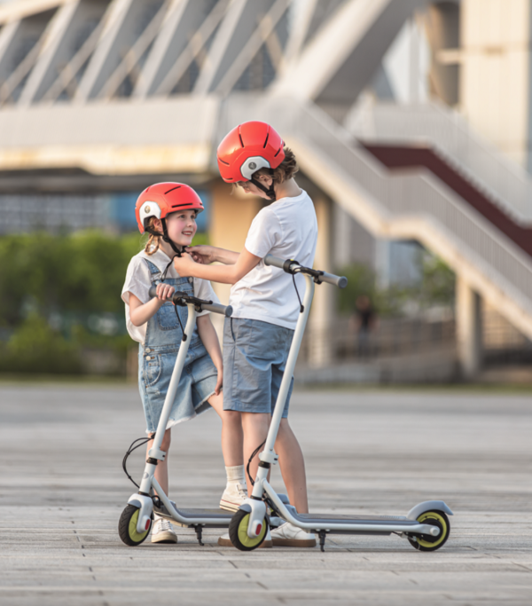 Wnuczka z kolegą na hulajnogach eKickScooter ZING C10