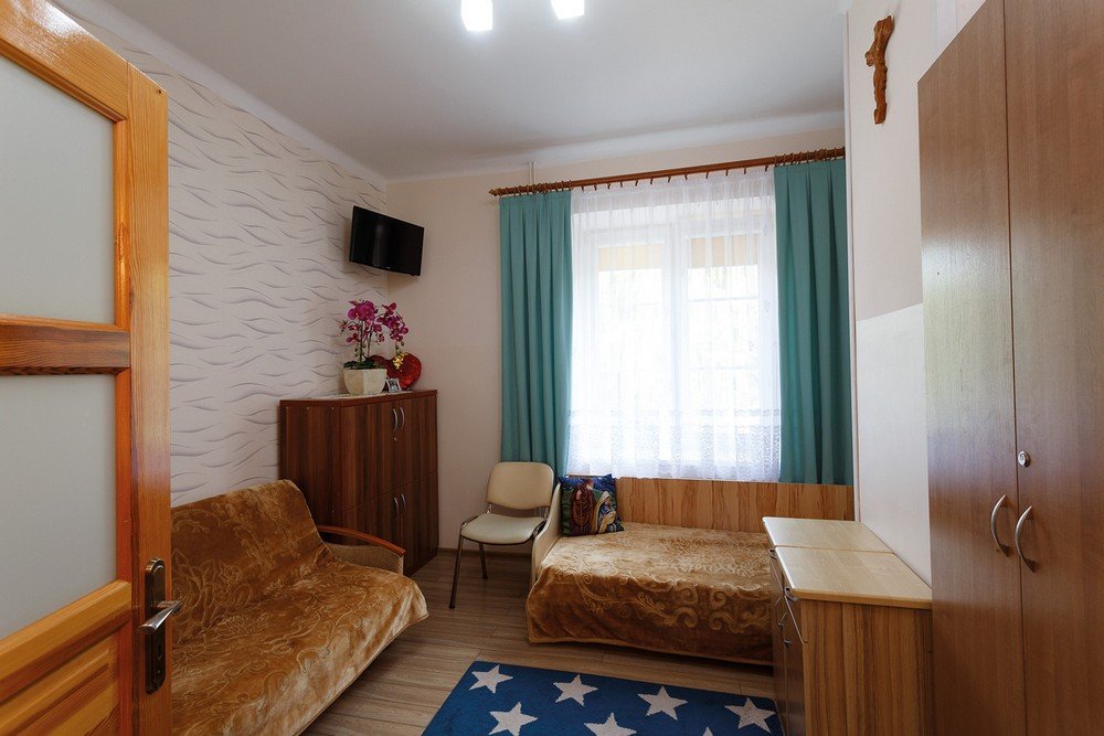 Jeden z pokoi w Domu Pomocy Społecznej dla Dzieci, Młodzieży i Dorosłych Niepełnosprawnych Intelektualnie w Tarnowie