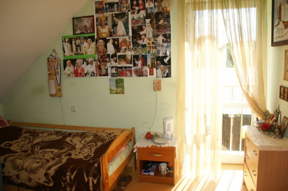 Mieszkańcy Domu Pomocy Społecznej w Psarach  mogą dowolnie udekorować swoje pokoje, na przykład przywożąc ulubione pamiątki czy bibeloty