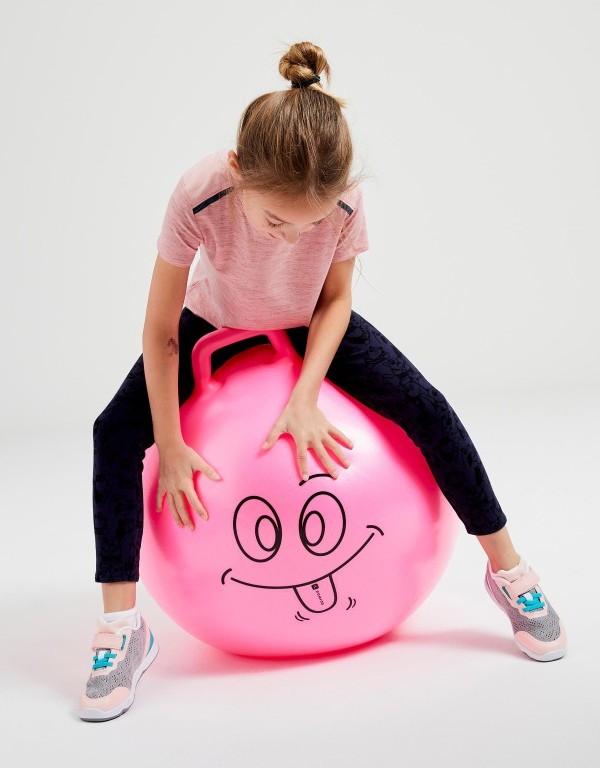 Wnuczka bawiąca się piłką do skakania Domyos Resist