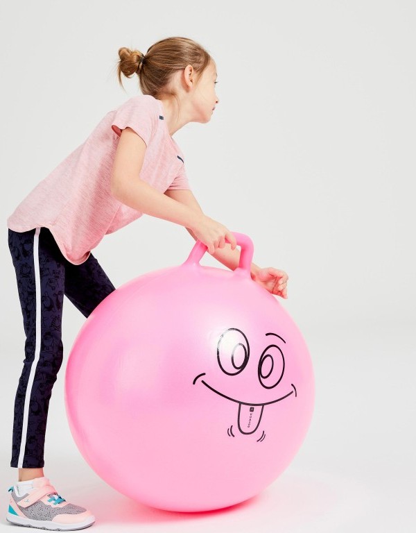 7-latka bawiąca się piłką do skakania Domyos Resist