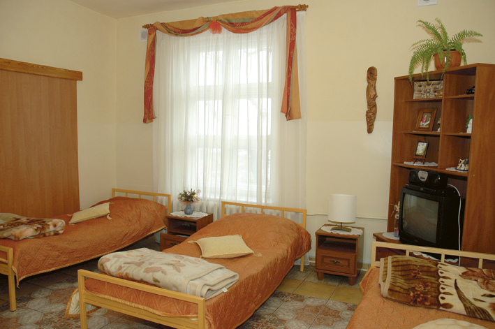 Pokoje w Domu Pomocy Społecznej w Dębnie wyposazone są w podstawowe meble i sprzęty