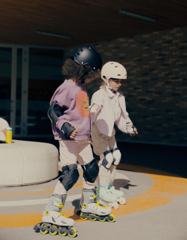 Rolki dla dzieci Oxelo PLAY5 w czasie zabawy wnuczki