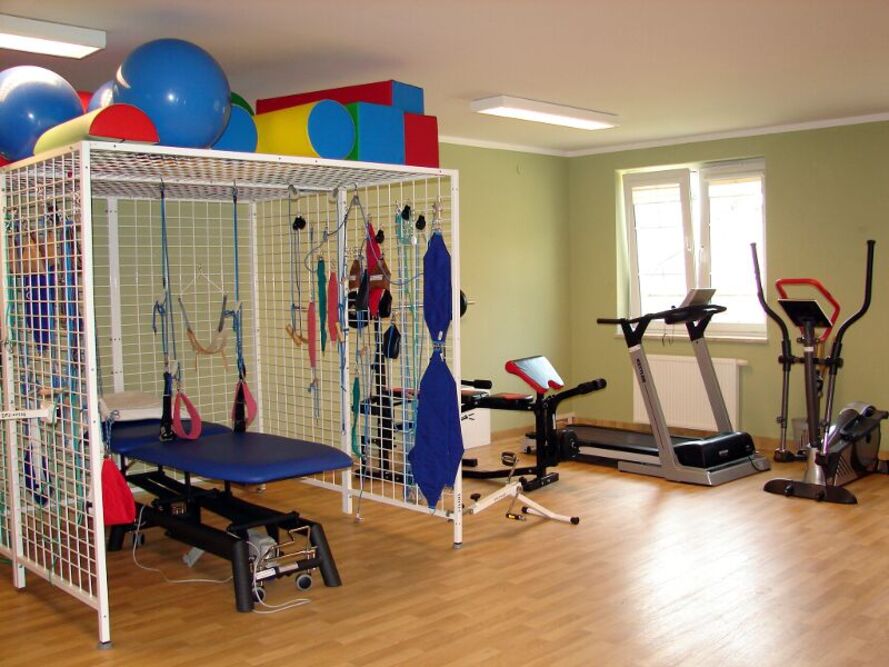 Dom Pomocy Społecznej im. Abp. A. J. Nowowiejskiego w Brwilnie dysponuje własnym zapleczem rehabilitacyjnym, w tym kabiną do ćwiczeń UGUL