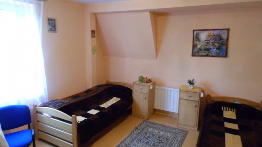 W pokojach na terenie Domu Pomocy Społecznej im. Jacka Kuronia w Wyszogrodzie znajduje się instalacja przywoławcza umożliwiająca szybkie wezwanie pomocy w nagłych wypadkach