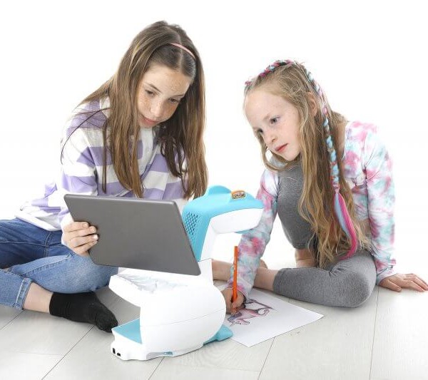 Projektor Smart Sketcher e trakcie wspólnej zabawy wnuczek