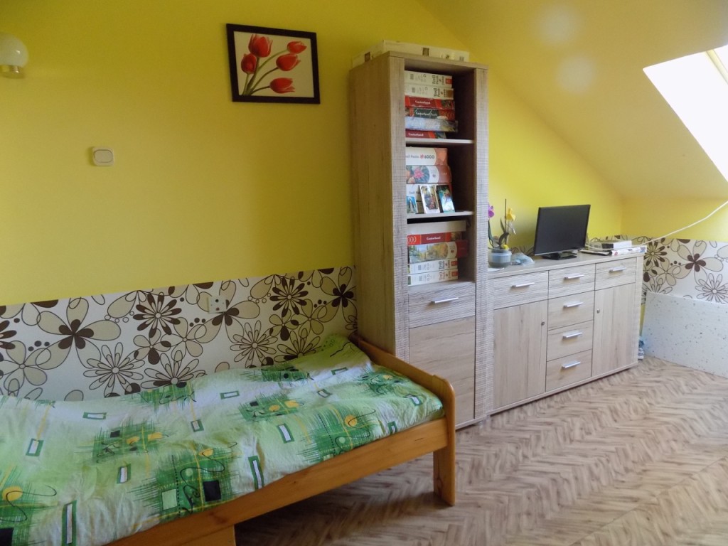 Pokoje mieszkalne w Domu Pomocy Społecznej w Krzyżanowicach wyposażone są w wygodne łóżka, pojemne meble i telewizory