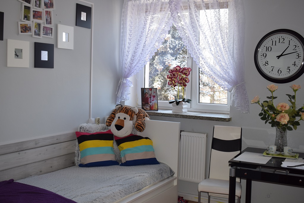 Mieszkańcy Domu Pomocy Społecznej im. Ks. Kardynała Józefa Glempa w Bramkach mogą zaaranżować swoją przestrzeń w dowolny sposób, na przykład przywożąc ze sobą ulubione bibeloty czy pamiątki rodzinne