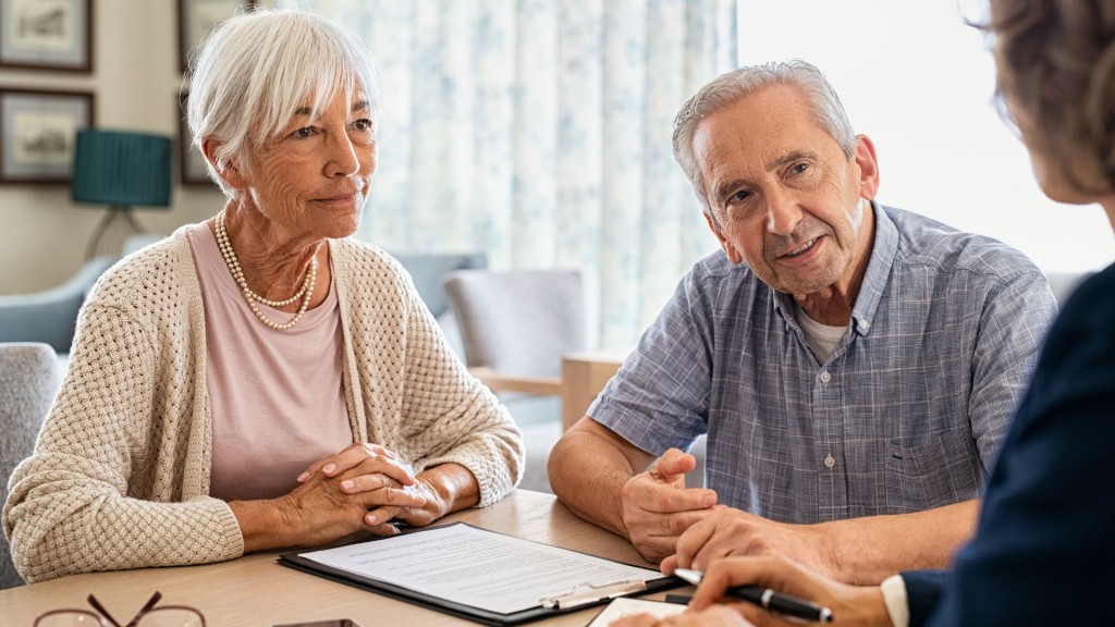 Małżonkowie wypełniają testamenty wzajemne.