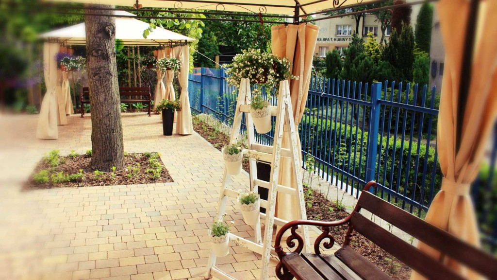 Teren wokół Domu Pomocy Społecznej „Przystań” w Katowicach jest wybrukowany, dzięki czemu osoby mające trudności z poruszaniem mogą czuć się pewnie i bezpiecznie