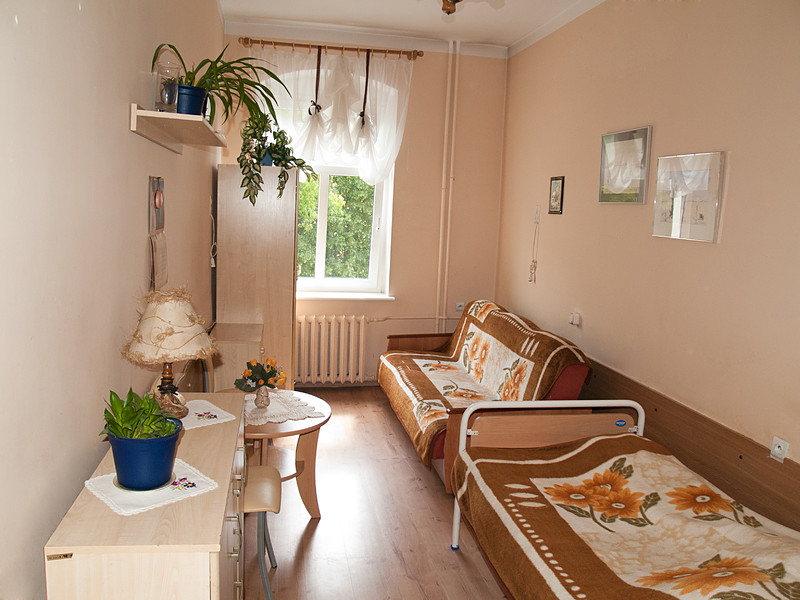 Mieszkańcy Domu Pomocy Społecznej nr 2 w Lęborku  mają dowolność w aranżacji swoich pokoi