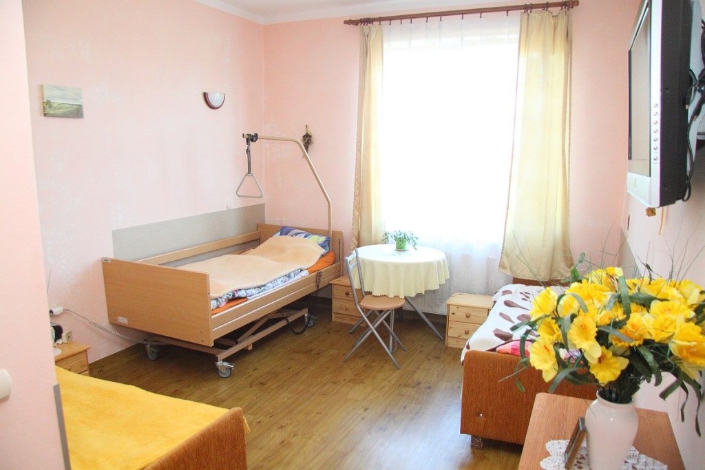 Pokoje w Domu Pomocy Społecznej im. O. Pio w Mogilnie są jasne, funkcjonalnie urządzone i wyposażone w instalację przywoławczą