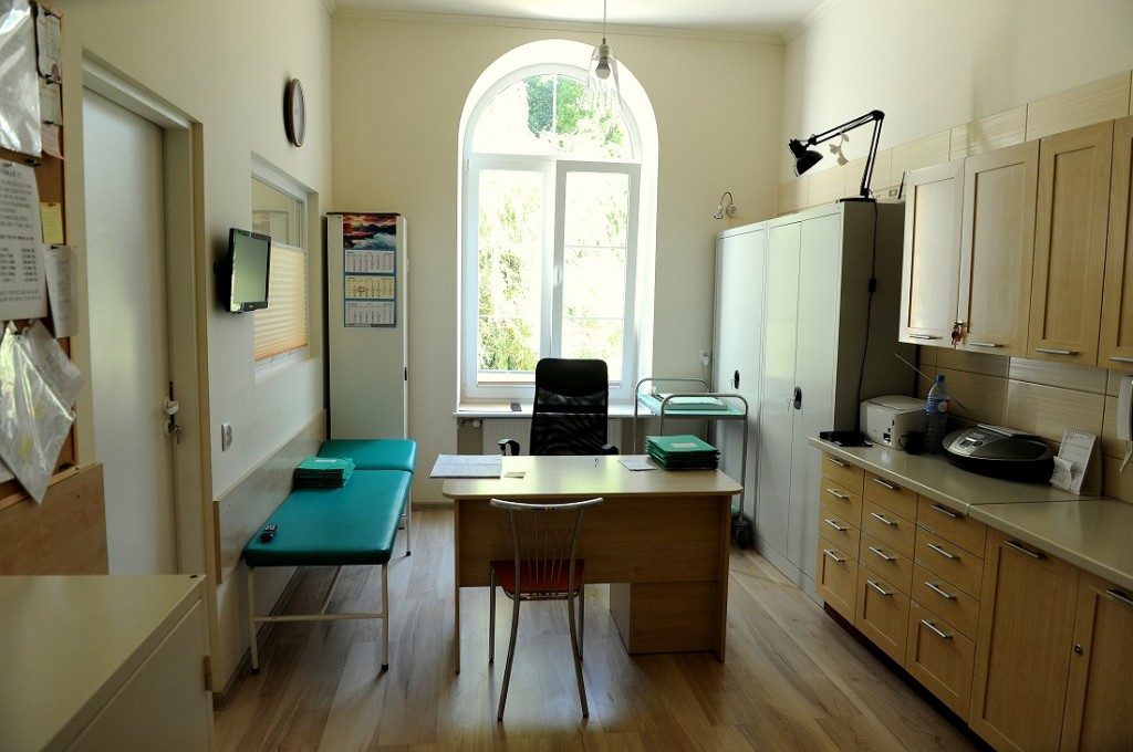 W budynku Domu Pomocy Społecznej w Machowinie  znajduje się gabinet doraźnej pomocy medycznej 