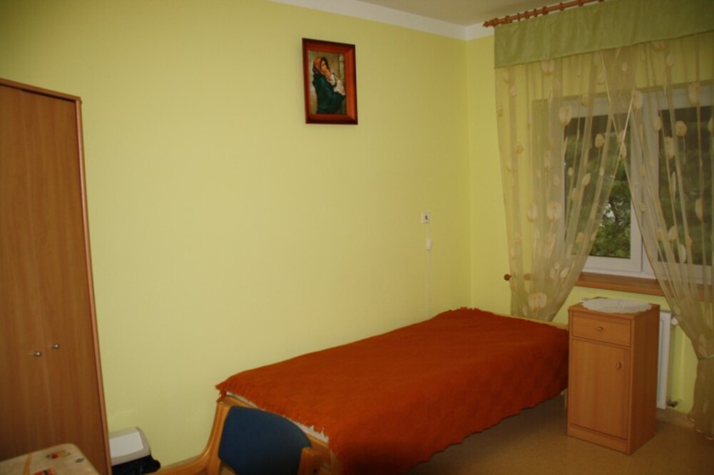 Pokoje w Domu Pomocy Społecznej w Zagórzu wyposażone w tapczany lub łóżka - w zależności od potrzeb mieszkańców