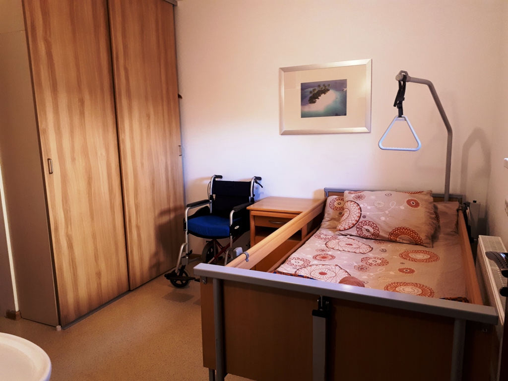 Pokój pensjonariusza w Domu Opieki „Pokoje Seniora” w Niemodlinie 