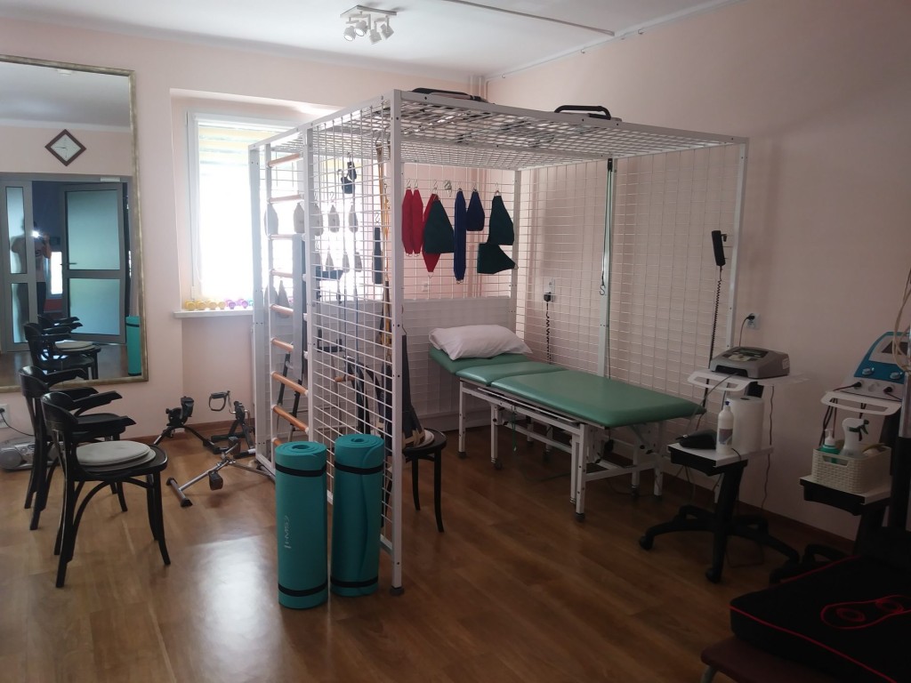 Dom Pomocy Społecznej Nr 2 w Zabrzu dysponuje salą do rehabilitacji wyposażoną w profesjonalny sprzęt, w tym kabinę UGUL