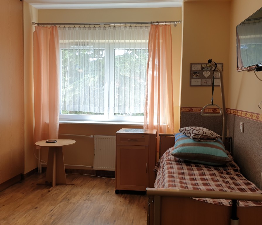 Pokoje w Domu Pomocy Społecznej w Klęczanach wyposażone są w łóżka rehabilitacyjne, telewizory i instalację przywoławczą