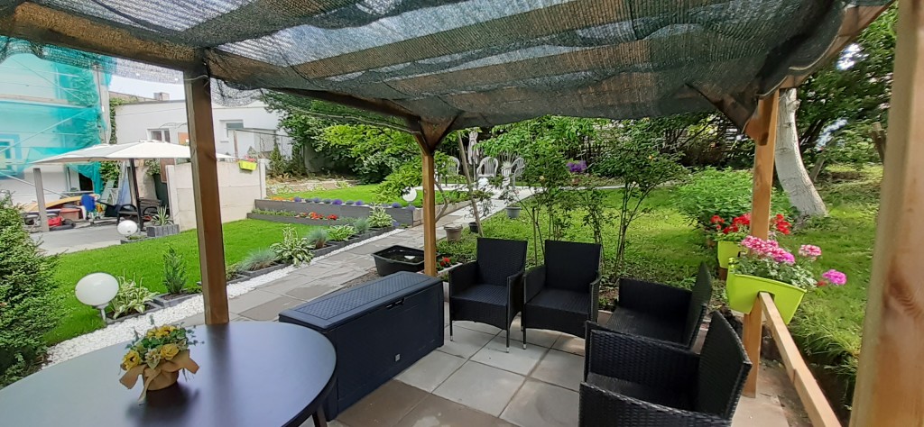 Ogród przed Domem Opieki „Pokoje Seniora” w Niemodlinie