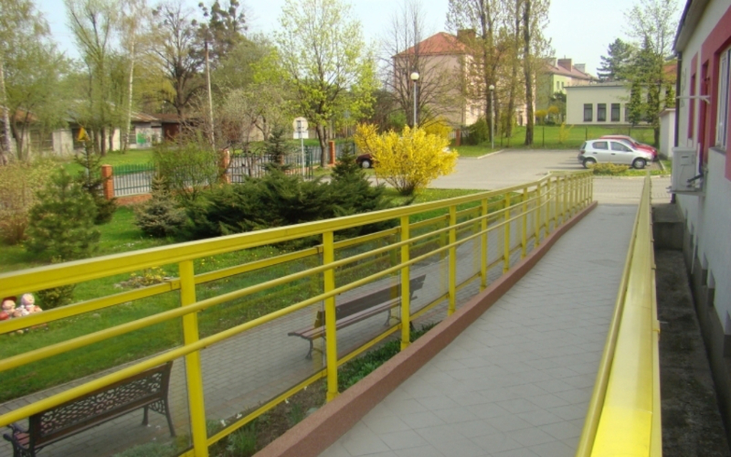 Przed Domem Spokojnej Starości w Cieszynie znajduje się podjazd dla wózków inwalidzkich