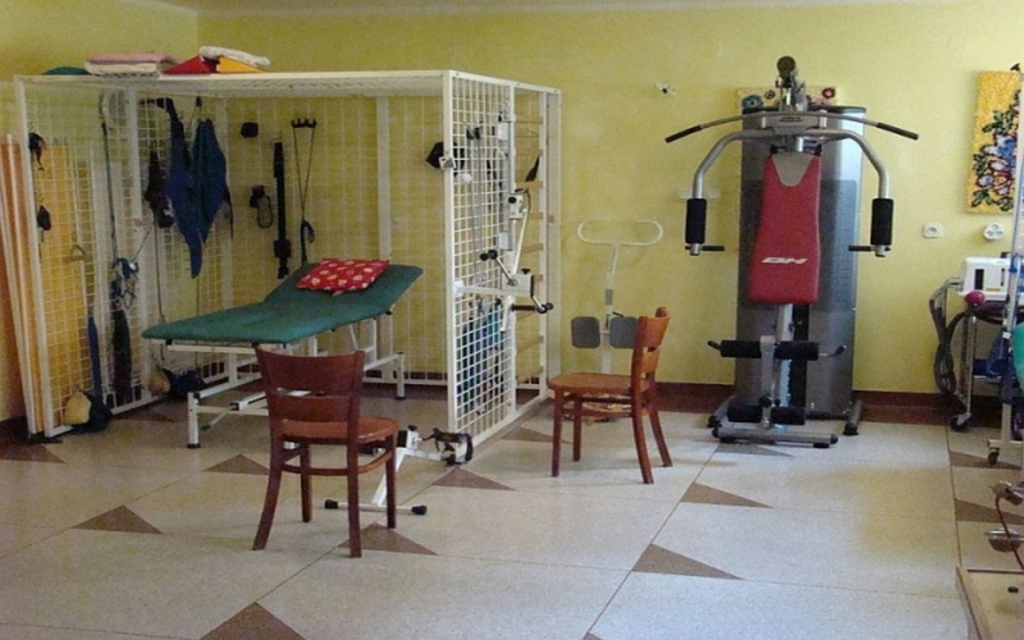W Domu Spokojnej Starości w Cieszynie  znajduje się odpowiednio wyposażona sala do rehabilitacji