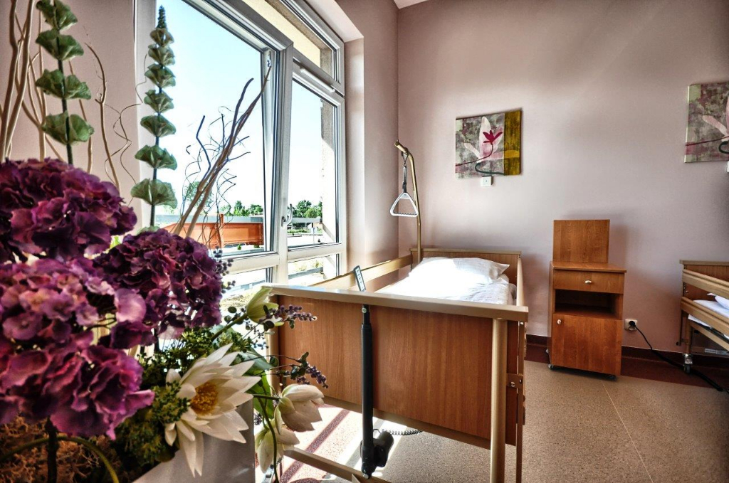 Pokoje w Zakładzie Opiekuńczo-Leczniczym w Osinach wyposażone są w łóżka rehabilitacyjne i instalację przywoławczą