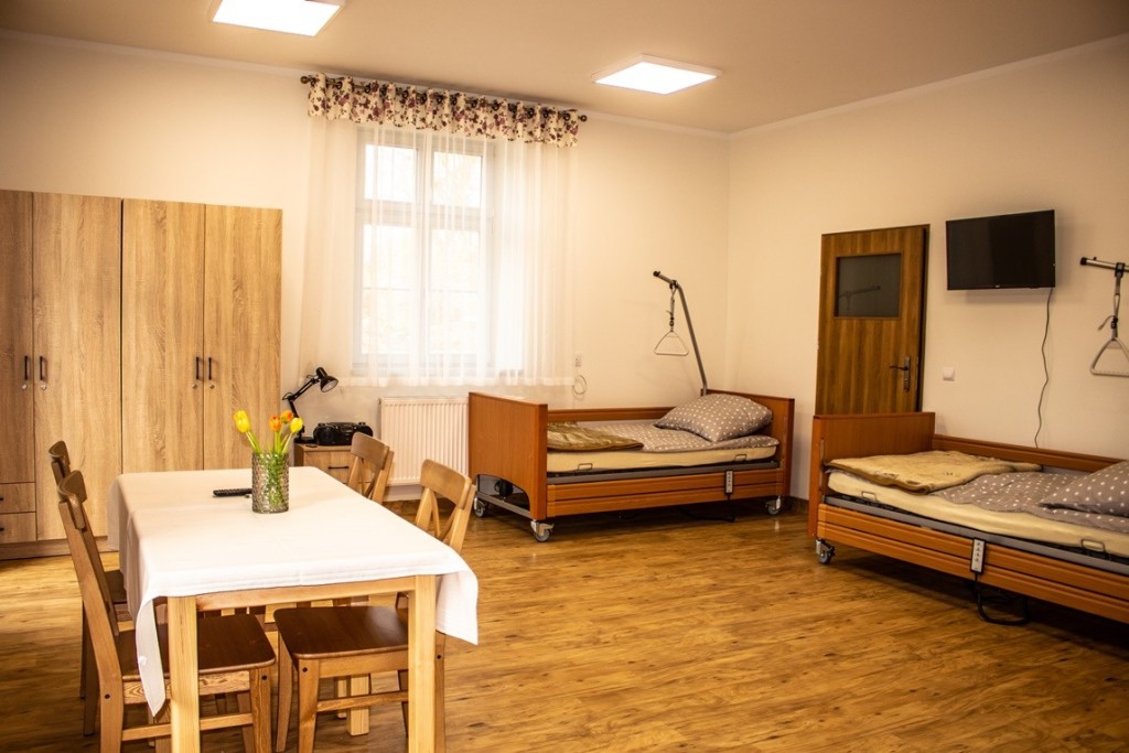 Pokoje w Domu Pomocy Społecznej w Worynach są jasne, przestronne i wyposażone w specjalistyczne łóżka medyczne 