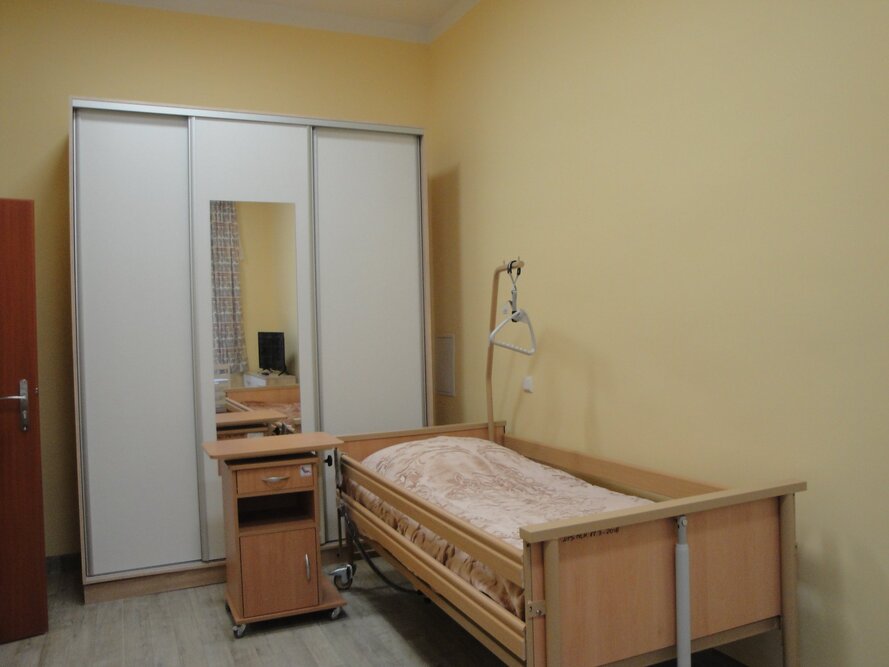 Pokoje w Domu Pomocy Społecznej im. św. Anny w Kamieniu Krajeńskim wyposażone są w podstawowe meble i sprzęty