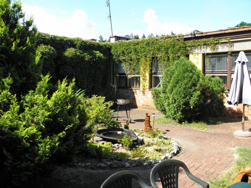 Przed Domem Kombatanta im. św. Rafała Kalinowskiego w Lublińcu znajduje się zaciszne miejsce do wypoczynku i grillowania