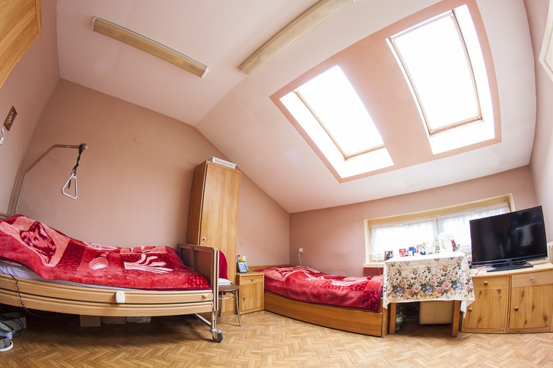 Mieszkańcy Międzygminnego Ośrodka Opiekuńczego w Pruszczu  mają do wyboru - łóżka rehabilitacyjne lub tradycyjne łóżka