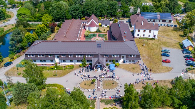 Obok budynku Domu Pomocy Społecznej Zgromadzenia Sióstr Felicjanek w Jadwinowie znajduje się niewielki staw