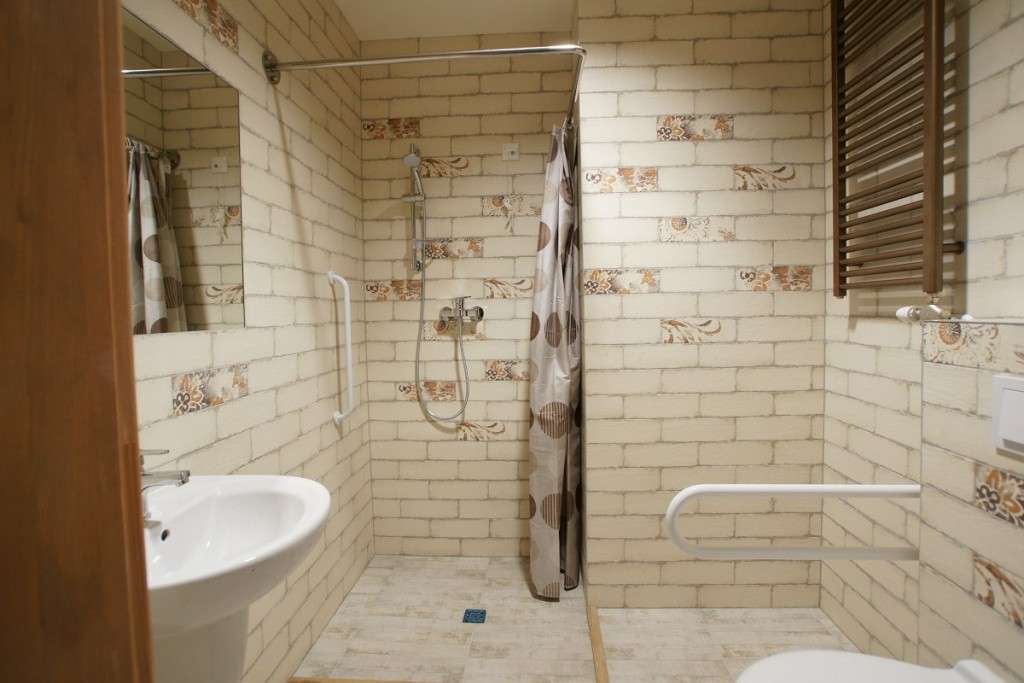 W łazienkach na terenie Domu Opieki „Przedsionek Pana” w Godziszowie  znajdują się specjalne uchwyty, a także bezprogowe prysznice