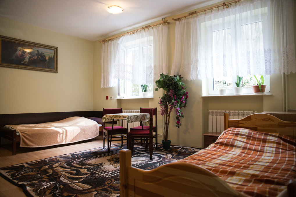 Pokoje w Domu Pomocy Społecznej im. św. Brata Alberta w Ojcowie są jasne, przestronne i przytulnie urządzone
