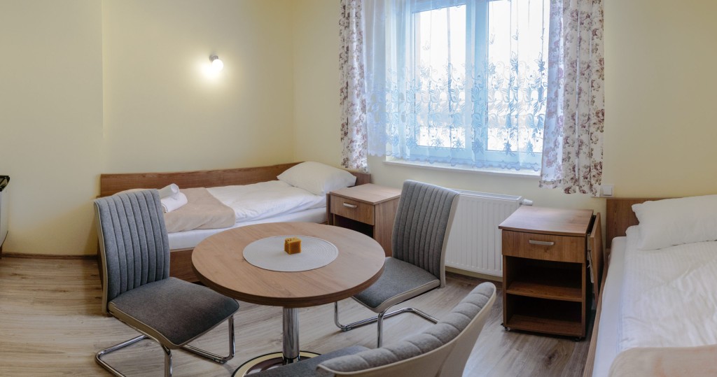 Pokoje w Domu Seniora „Maria” w Wapiennem są jasne, przestronne i funkcjonalnie urządzone