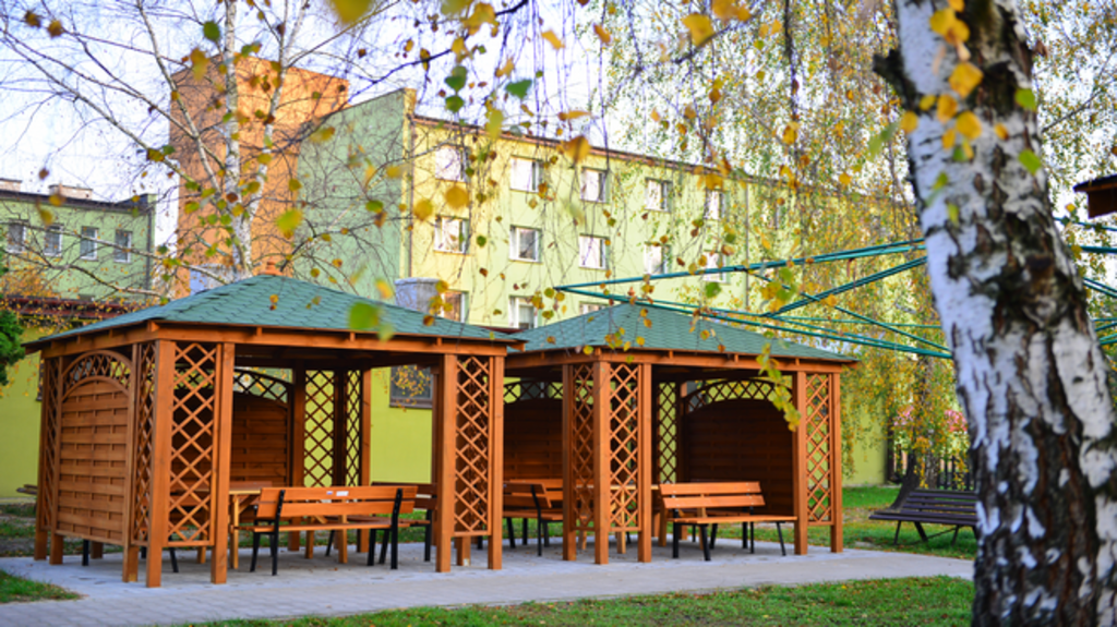 Dom Pomocy Społecznej w Nowinach  i teren wokół niego zostały dostosowane do potrzeb z ograniczoną sprawnością ruchową