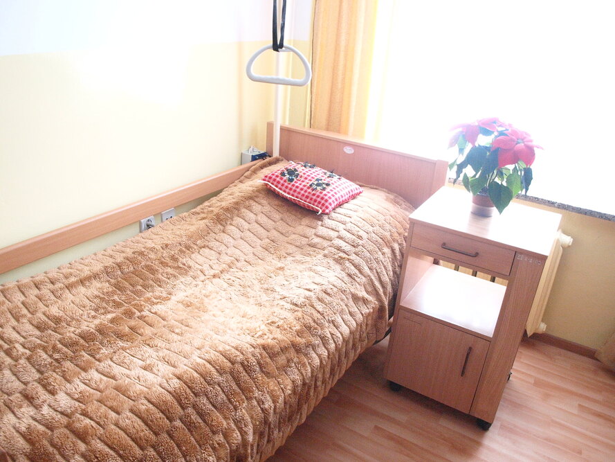 W pokojach Domu Pomocy Społecznej w Nowinach znajduje się instalacja przywoławcza umożliwiająca szybkie wezwanie pomocy w nagłych sytuacjach