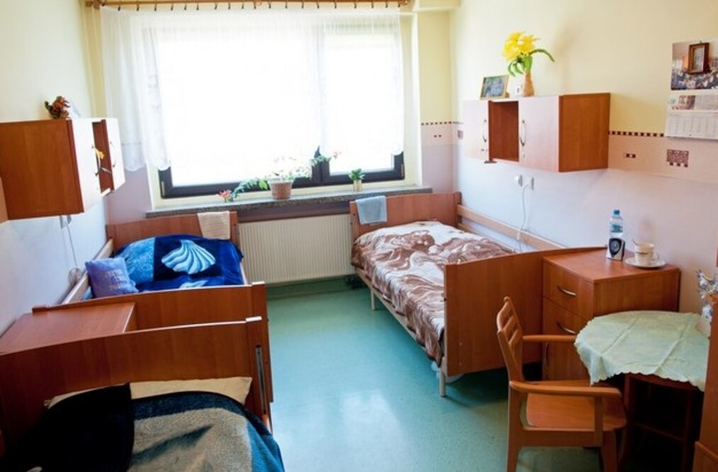 Jeden z pokoi 2-osobowych w Domu Pomocy Społecznej w Strzelcach Opolskich