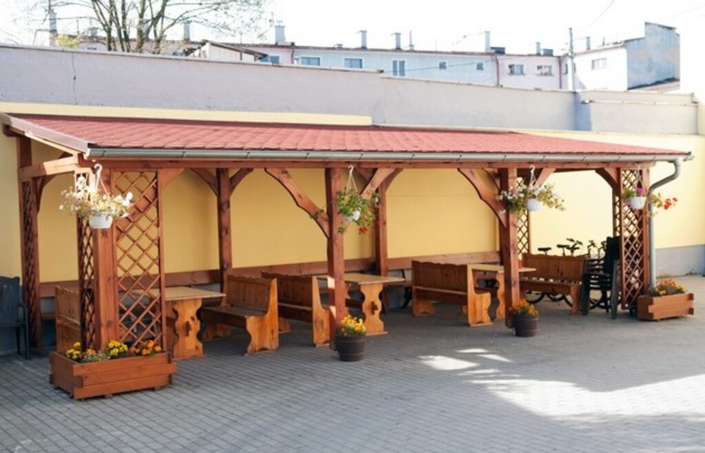 Przed Domem Pomocy Społecznej w Strzelcach Opolskich najduje się teren rekreacyjny, z którego chętnie korzystają pensjonariusze